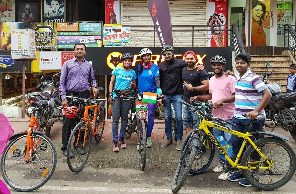 Cyclist group Sunday Morning Ride - Reception at Satara