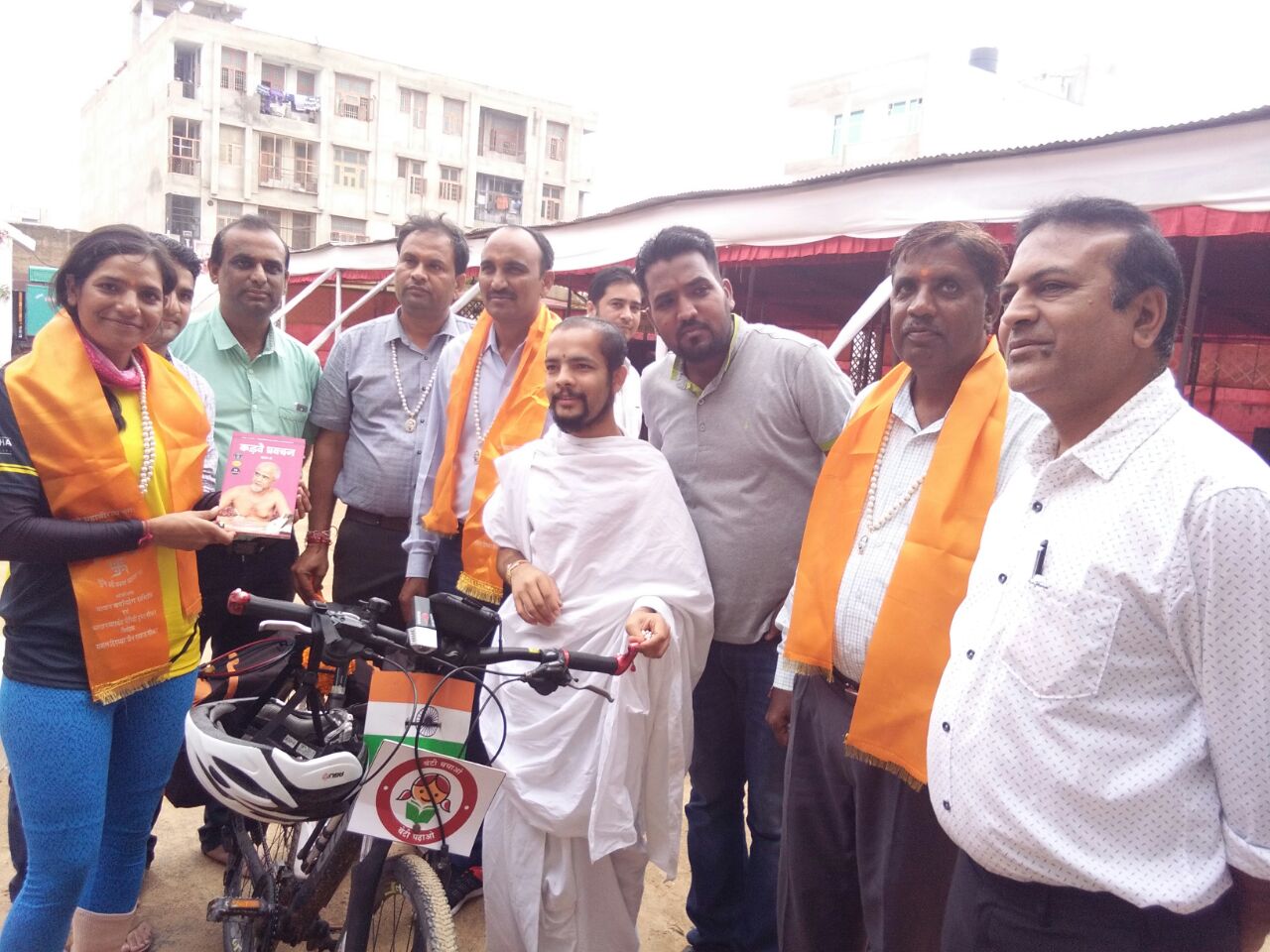 Sunita Singh Choken With followers of Jain Muni Tarunji - Solo Cycling Expedition